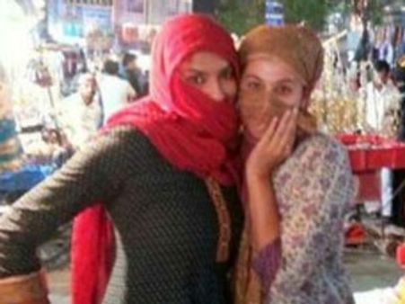 ముసుగేసుకుని ఓల్డ్ సిటీలో తాప్సి, మంచులక్ష్మి(ఫోటో)