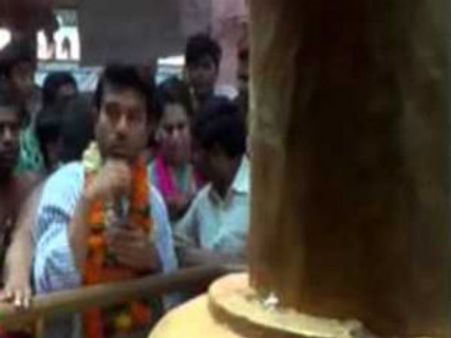 తోపులాట, రాంచరణ్‌ చొక్కా చిరిగిపోయింది