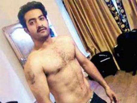 కన్ఫర్మ్ :చొక్కా విప్పి..సిక్స్ ప్యాక్ తో జూ.ఎన్టీఆర్