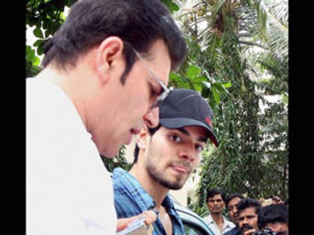 జియాఖాన్ కేసు: ‘నా కొడుకును జైల్లో ఉండనివ్వండి’