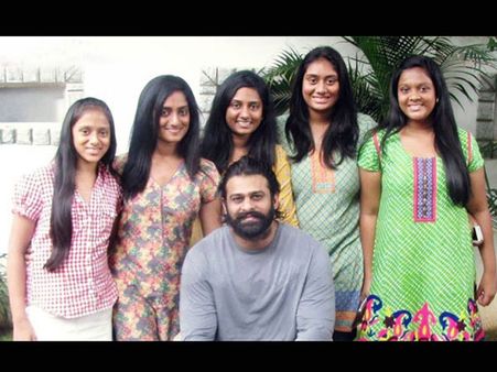 బాహుబలి : అమ్మాయిలతో ప్రభాస్ లుక్ కేక (ఫోటో)