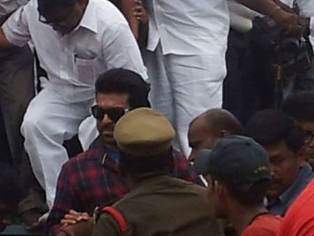 వైజాగ్ రన్ : రామ్ చరణ్ రాకతో తొక్కిసలాట