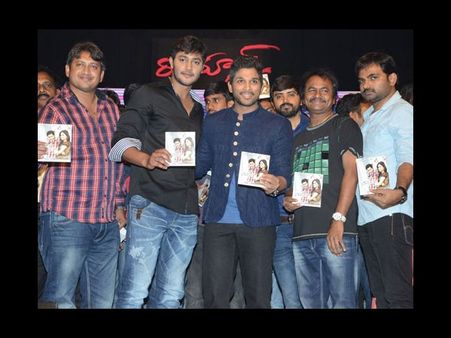 స్టేజిపై అల్లు అర్జున్ 'రొమాన్స్' అదుర్స్ (ఫోటోలు)