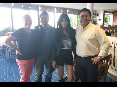 రేస్ గుర్రం లొకేషన్లో బన్నీ, శృతి(ఫోటోలు)