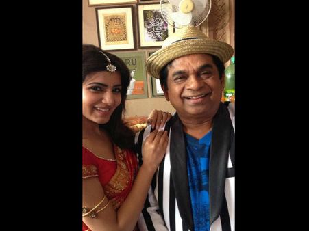 'అత్తారింటికి దారేది' సెట్స్ పై బ్రహ్మీ, సమంత(ఫోటో)