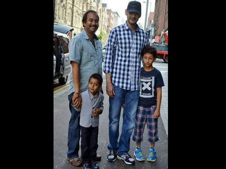 బెల్ ఫాస్ట్‌‌లో కొడుకు గౌతమ్‌తో మహేష్ బాబు (ఫోటో)