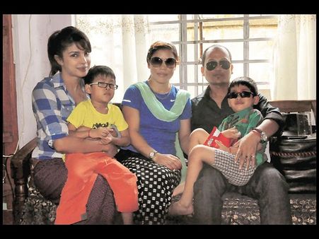 మేరీ కోమ్ ఇంట్లో ప్రత్యక్షమైన ప్రియాంక (ఫోటోలు)