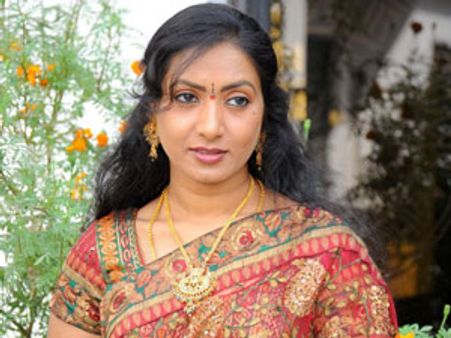 వైఎస్ ఫ్యామిలీ డ్రామా : విజయమ్మగా నటి ఆమని!