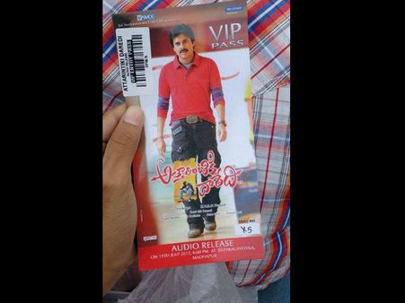 ‘అత్తారింటికి దారేది’ పాసుల కోసం ఫ్యాన్స్ ధర్నా