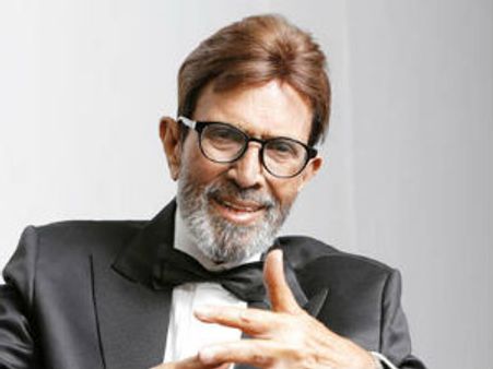 బాంద్రా బ్యాండ్‌స్టాండ్‌లో సూపర్ స్టార్ విగ్రహం