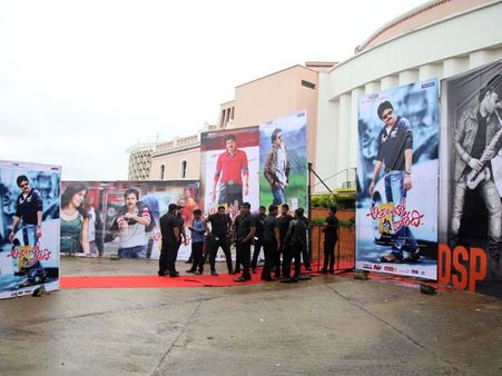 పవన్ మేనియా : కటౌట్లపై చిరంజీవికి దక్కని చోటు!