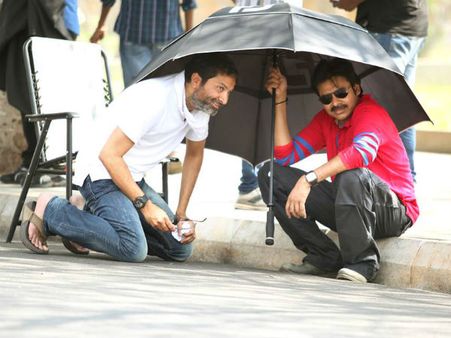 ఒకే గొడుకు కిందకు పవన్-త్రివిక్రమ్ (ఫోటో)