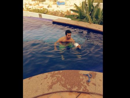 కుక్కతో రామ్ చరణ్ ఫన్నీగా....(ఫోటో)