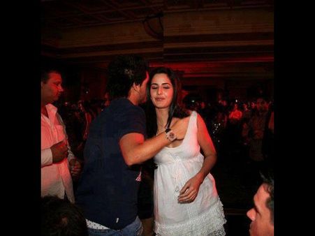 కత్రినా గౌనులోకి చెయ్యి దూర్చాడు!(ఫోటోల దుమారం)