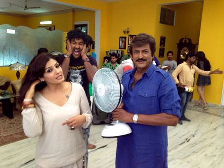 తండ్రి సెక్సీ వేషాలు : జుట్టుపీక్కున్న విష్ణు(ఫన్నీ ఫోటో)