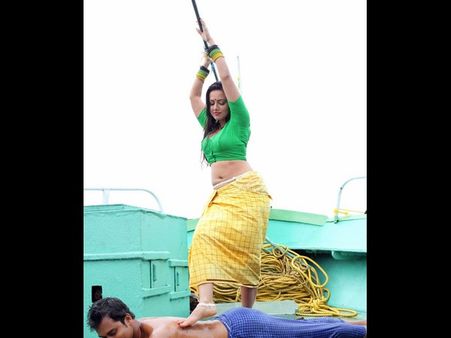 రెచ్చగొట్టేలా సనాఖాన్ సెక్సీ 'క్త్లెమాక్స్‌' (ఫోటో ఫీచర్)