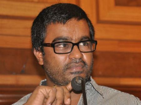 అనుష్క దర్శకుడుకి 'స్వల్ప గుండెపోటు'