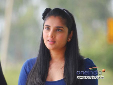 రాజకీయం: హాట్ లేడీకి చిరు మద్దతు! (ఫోటో ఫీచర్)