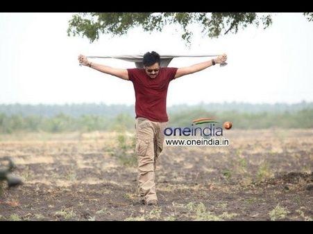 కేక పెట్టిస్తున్న పవన్...('అత్తారింటికి దారేది' కొత్త స్టిల్స్)