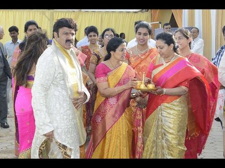 పెళ్లి : బాలకృష్ణ...ఆత్మీయులతో...(ఫోటోలు)