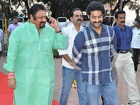 ఎన్టీఆర్, హరికృష్ణ పెళ్లికి గైర్హాజరుపై.....'సాక్షి' కథనం