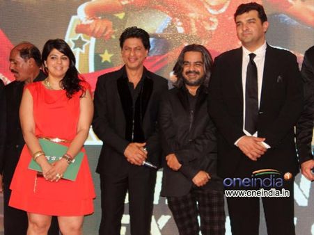 సక్సెస్ పార్టీ: దర్శకుడిని ముద్దాడిన షారుక్ (ఫోటోలు)