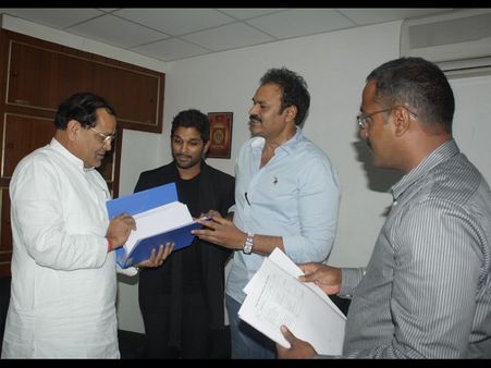 విరాళం చెక్ అందచేస్తూ అల్లు అర్జున్(ఫోటో ఫీచర్)