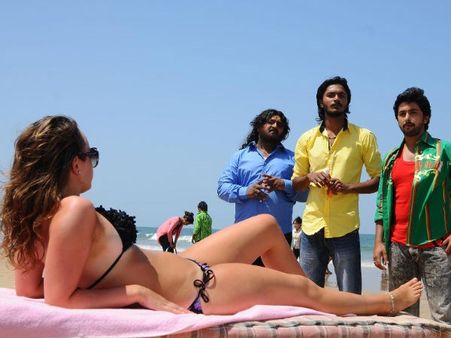 గోవాలో బికినీ బేబ్స్‌తో కమెడియన్ పాట్లు(ఫోటో ఫీచర్)