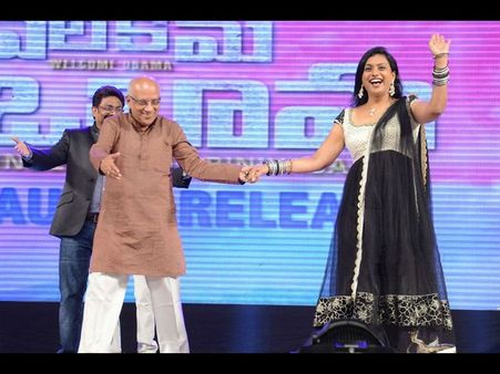 నటి రోజాతో స్టెప్పేసిన వృద్ద దర్శకుడు (ఫోటోలు)