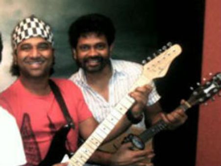 దేవిశ్రీ ప్రసాద్ హీరోగా ఆ స్టార్ డైరక్టర్..?