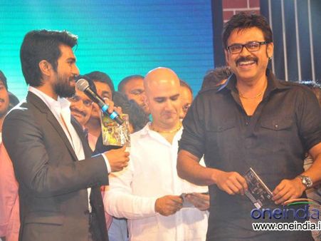 పవన్ మేనియా : స్పీచ్‌కు బ్రేకేసిన రామ్ చరణ్