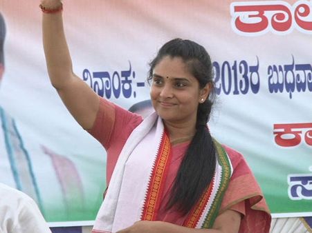 సెక్సీ హీరోయిన్ ఇక ఢిల్లీలో రాజకీయం (పిక్చర్స్)