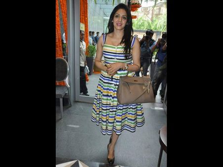 సెక్సీ లుక్‌తో మతిపోగొట్టిన శ్రీదేవి (ఫోటోలు)