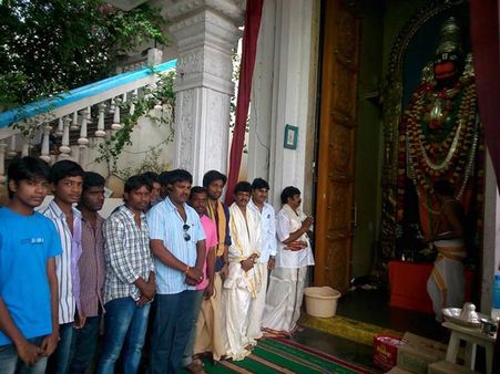 రామ్ చరణ్ కోసం అభిమానుల పూజలు (ఫోటో)