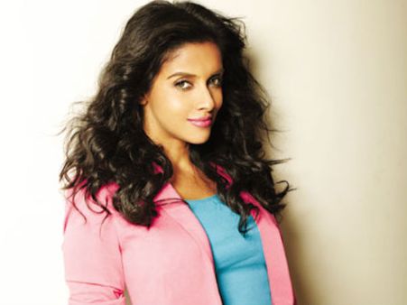 గిరాకీ లేదు, హీరోయిన్ సొంత దుకాణం (ఫోటోలు)