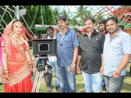 క్రిమినల్స్: నిషా కొఠారికి చార్మి క్లాప్ (ఫోటోలు)