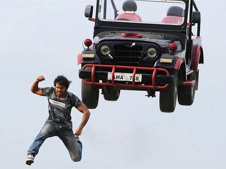 దూసుకెళ్తా : డేంజరస్ స్టంట్స్ చేస్తున్న విష్ణు (ఫోటో)