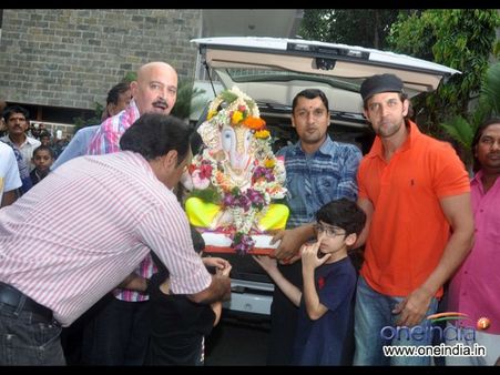 గణేష్ నిమజ్జనంలో హృతిక్ రోషన్ సందడి (ఫోటోలు)