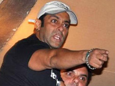 ఫ్యాన్స్‌కు ఆ హక్కులేదా? సల్మాన్ దురుసుతనంపై విమర్శలు