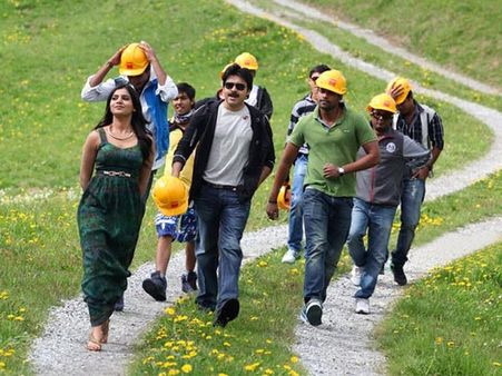 ‘అత్తారింటికి దారేది’ పైరసీ...వారిపైనే అనుమానం?