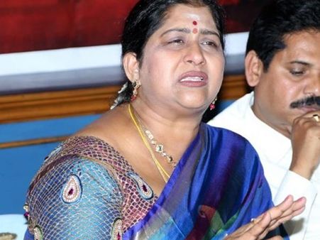 భజనగాళ్లకేనా? వందేళ్ల సినీ వేడుక, కవిత కంటతడి