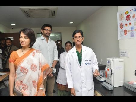 ఓపెనింగ్: అక్కినేని అమల వెంట సుమంత్ (ఫోటోలు)