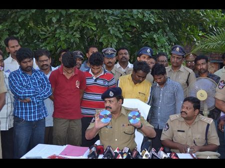 అత్తారింటికి..: ప్రెండ్స్ కోసమే (మీడియా ఎదుట పిక్చర్స్)