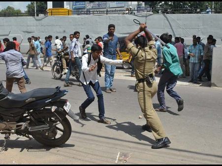 పవర్ స్టార్ అంటే పిచ్చి...లాఠీ దెబ్బలకు ఓర్చి!(ఫోటోలు)