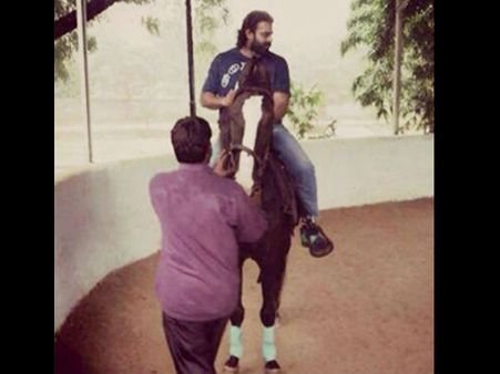 యంగ్ రెబల్ స్టార్ ప్రభాస్ హార్స్ రైడింగ్ (ఫోటో)