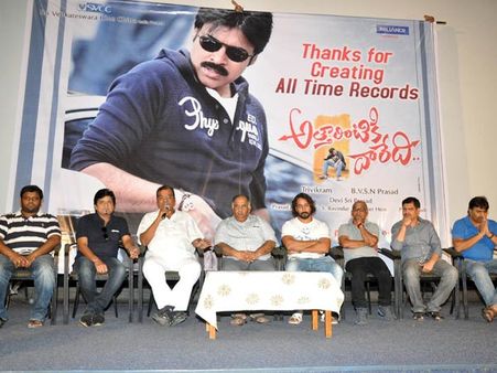 ‘అత్తారింటికి దారేది’ సక్సెస్ మీట్‌లో ప్రముఖులు