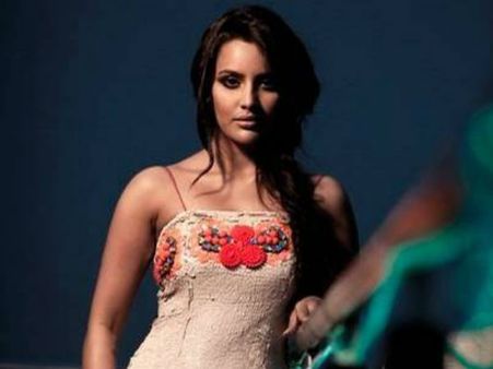 హీరోయిన్ ప్రియా ఆనంద్‌కు గాయాలు