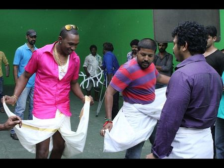 లుంగీలో డ్వైన్ బ్రేవో స్పెప్పులేస్తే ఇలా....(ఫోటోలు)