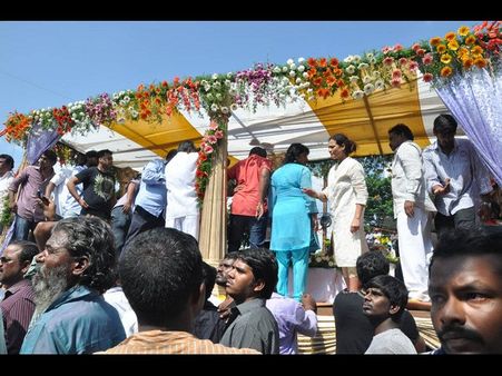 శ్రీహరి అంతిమ యాత్ర....(ఫోటోలు)