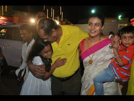 దుర్గా పూజలో సందడి చేసిన కాజోల్ (ఫోటోలు)